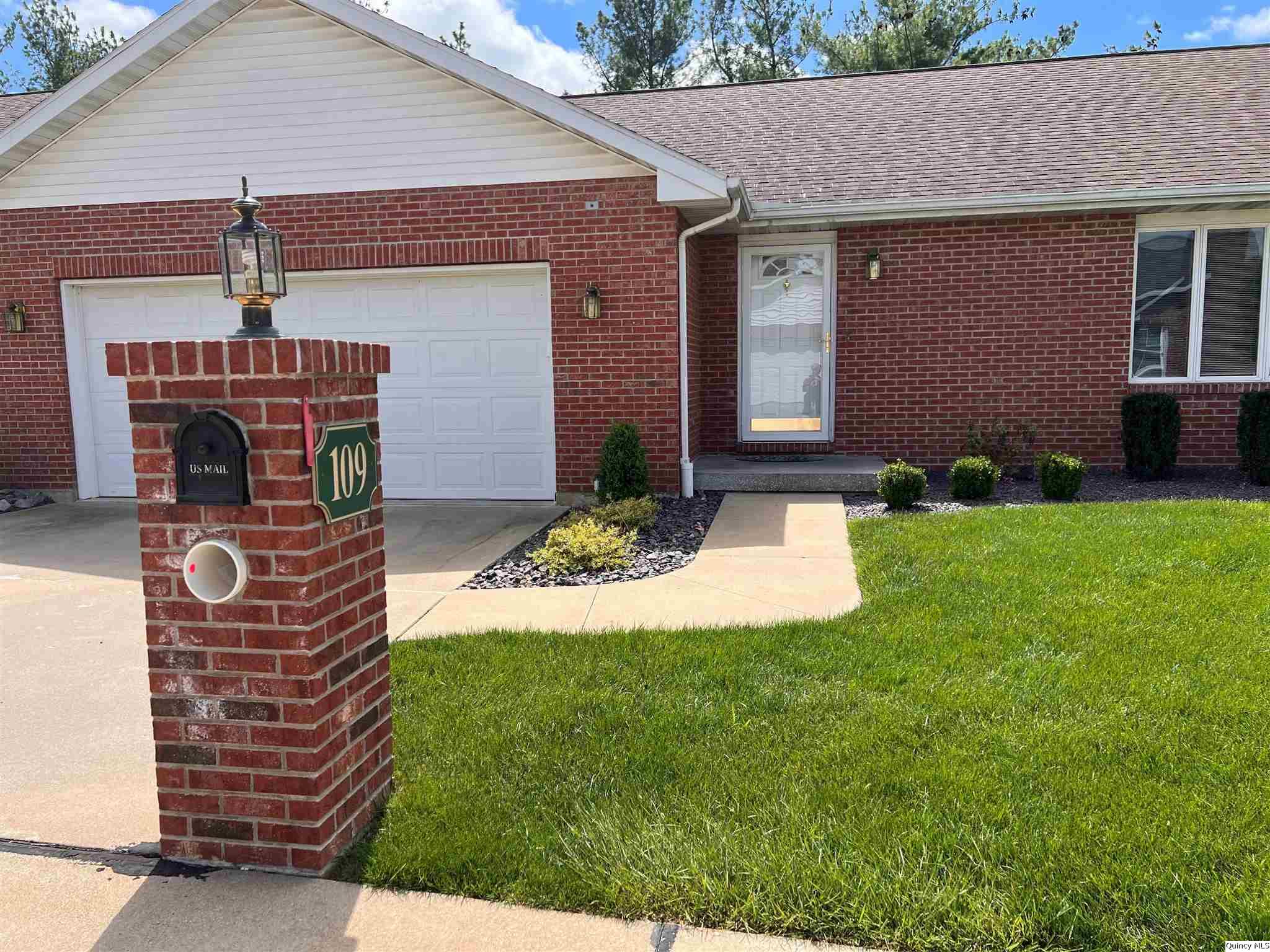 109 E Waterford, Quincy, Illinois 62305, 2 Bedrooms Bedrooms, ,2 BathroomsBathrooms,Residential,For Sale,109 E Waterford,203368