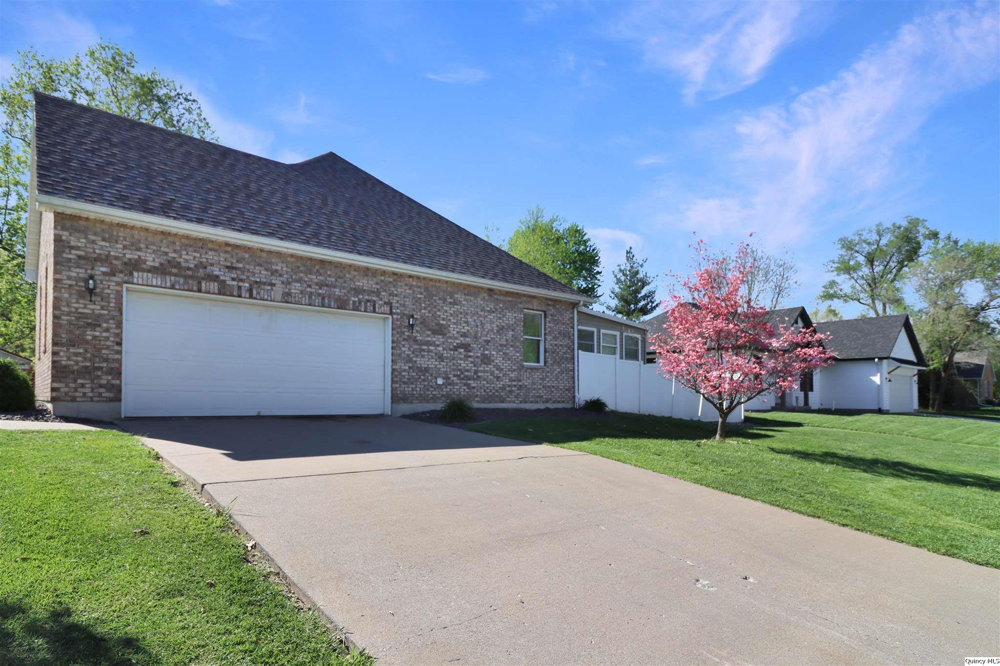 2803 E Oakbrook CT., Quincy, Illinois 62305, 3 Bedrooms Bedrooms, ,3 BathroomsBathrooms,Residential,For Sale,2803 E Oakbrook CT.,203370